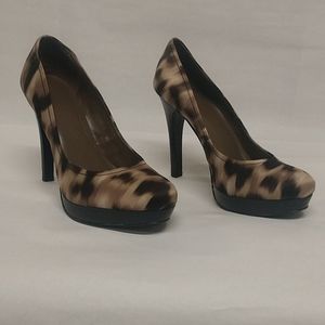 Calvin Klein Pumps in a chic black and tan print